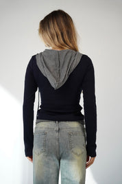 חולצת ריילי עם כובע