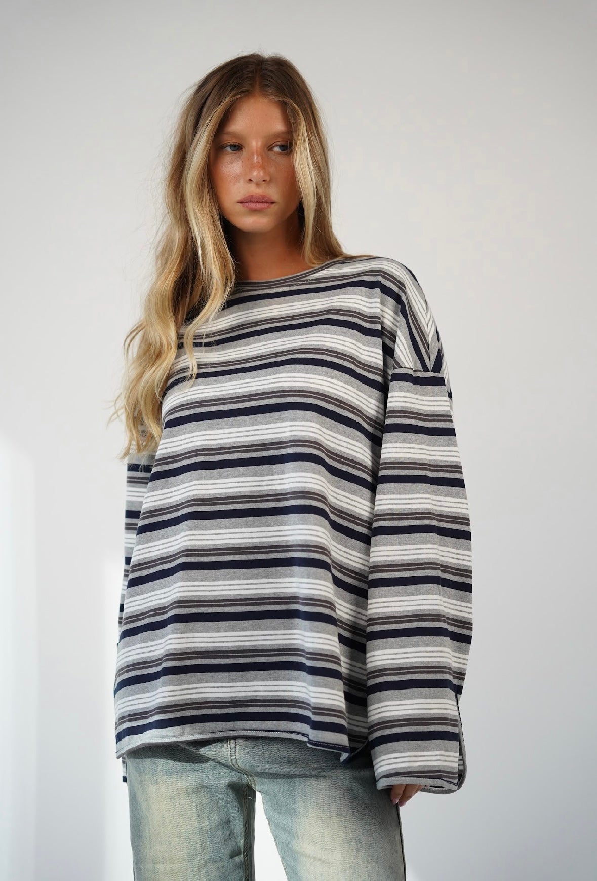 חולצת פסים עם כפתור בשרוול ניקה