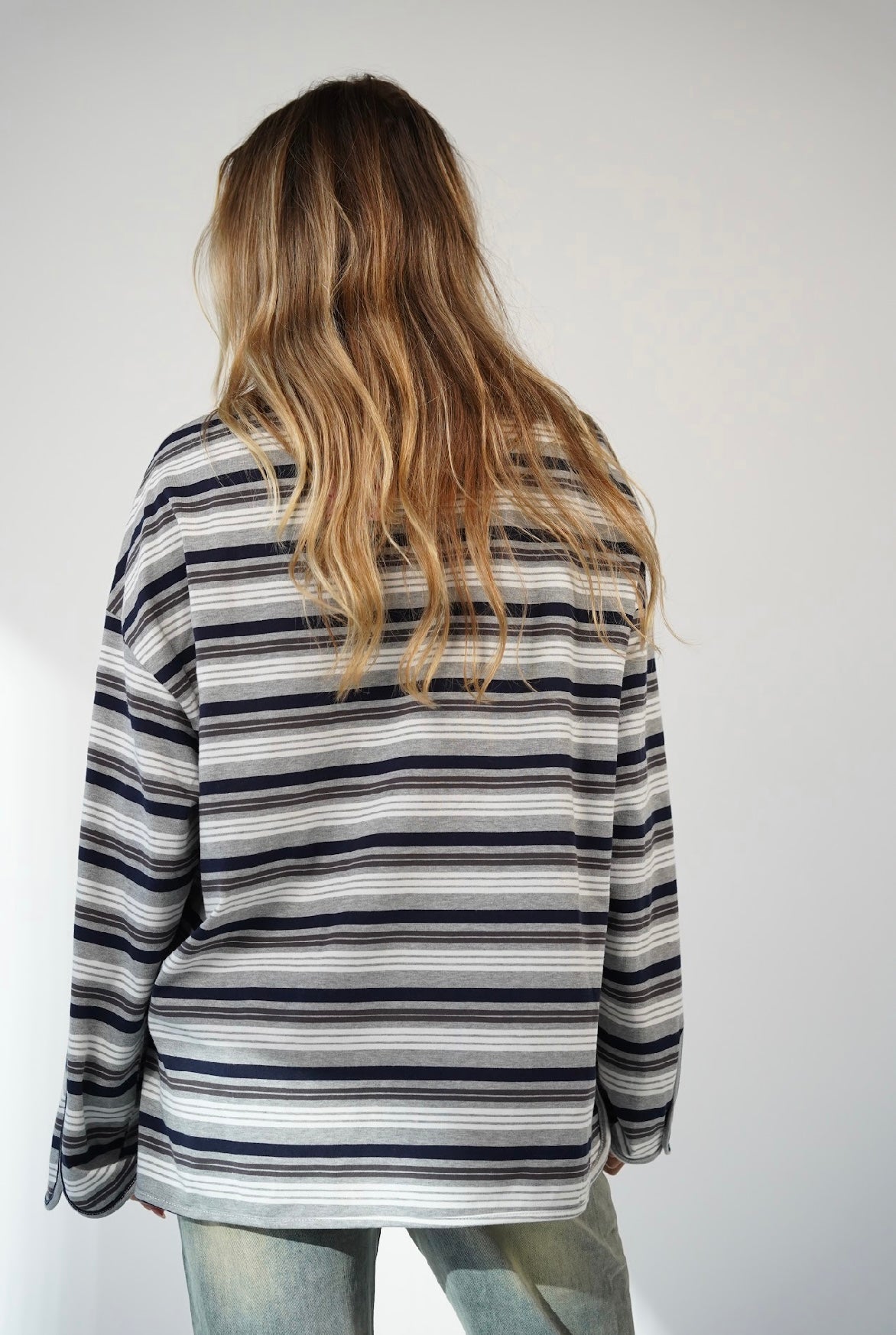 חולצת פסים עם כפתור בשרוול ניקה