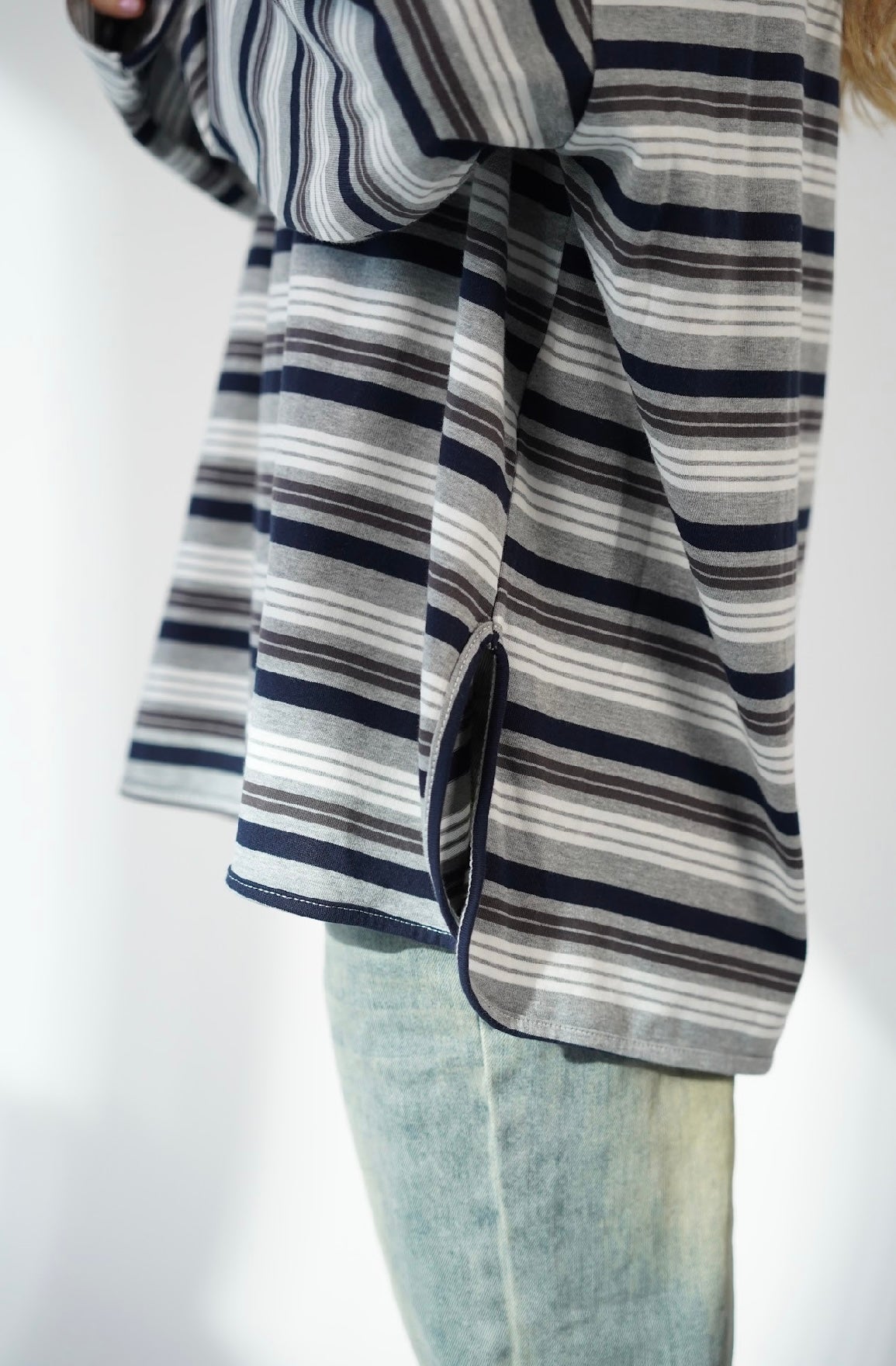 חולצת פסים עם כפתור בשרוול ניקה