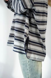 חולצת פסים עם כפתור בשרוול ניקה