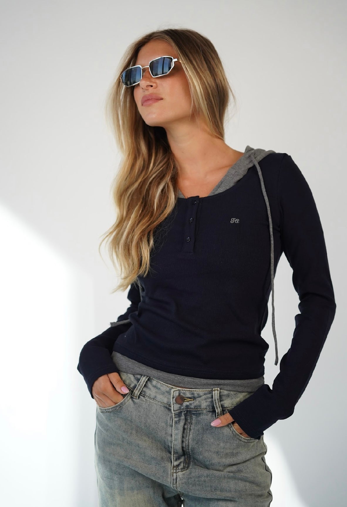 חולצת ריילי עם כובע