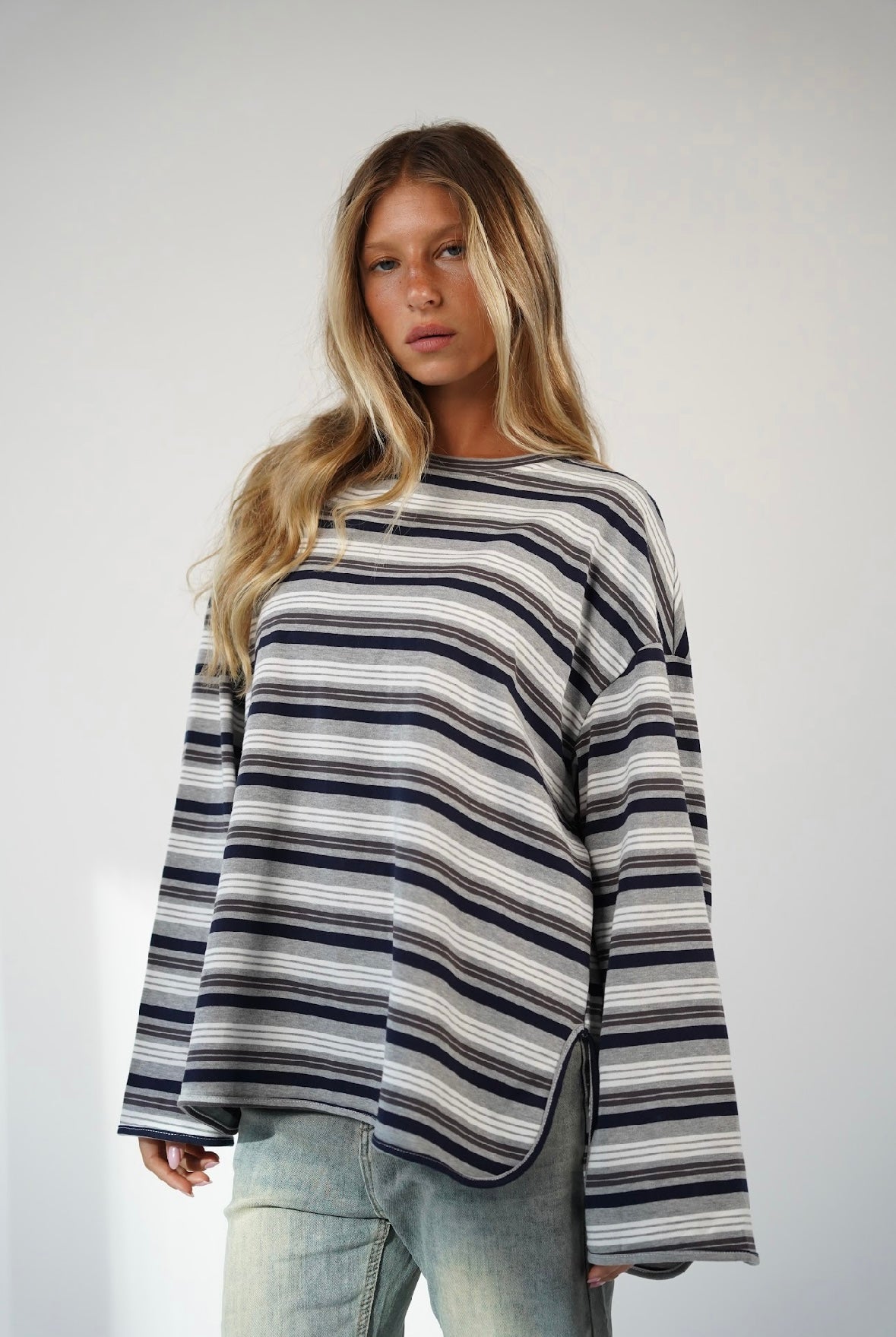 חולצת פסים עם כפתור בשרוול ניקה