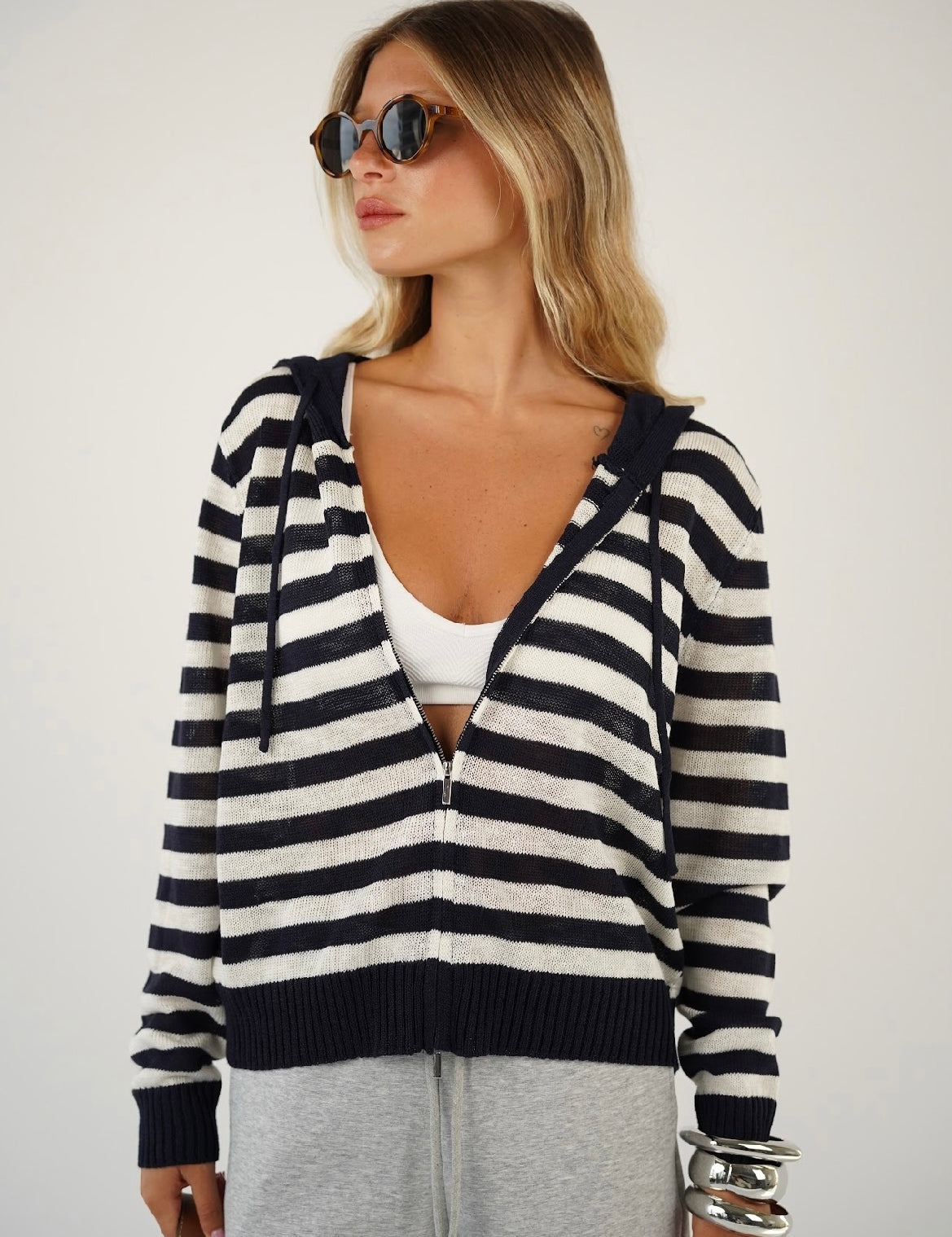 ג׳קט סריג פסים עם כובע אית׳ן