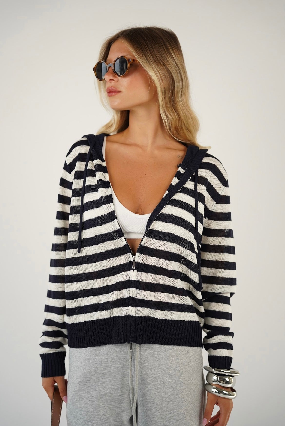 ג׳קט סריג פסים עם כובע אית׳ן