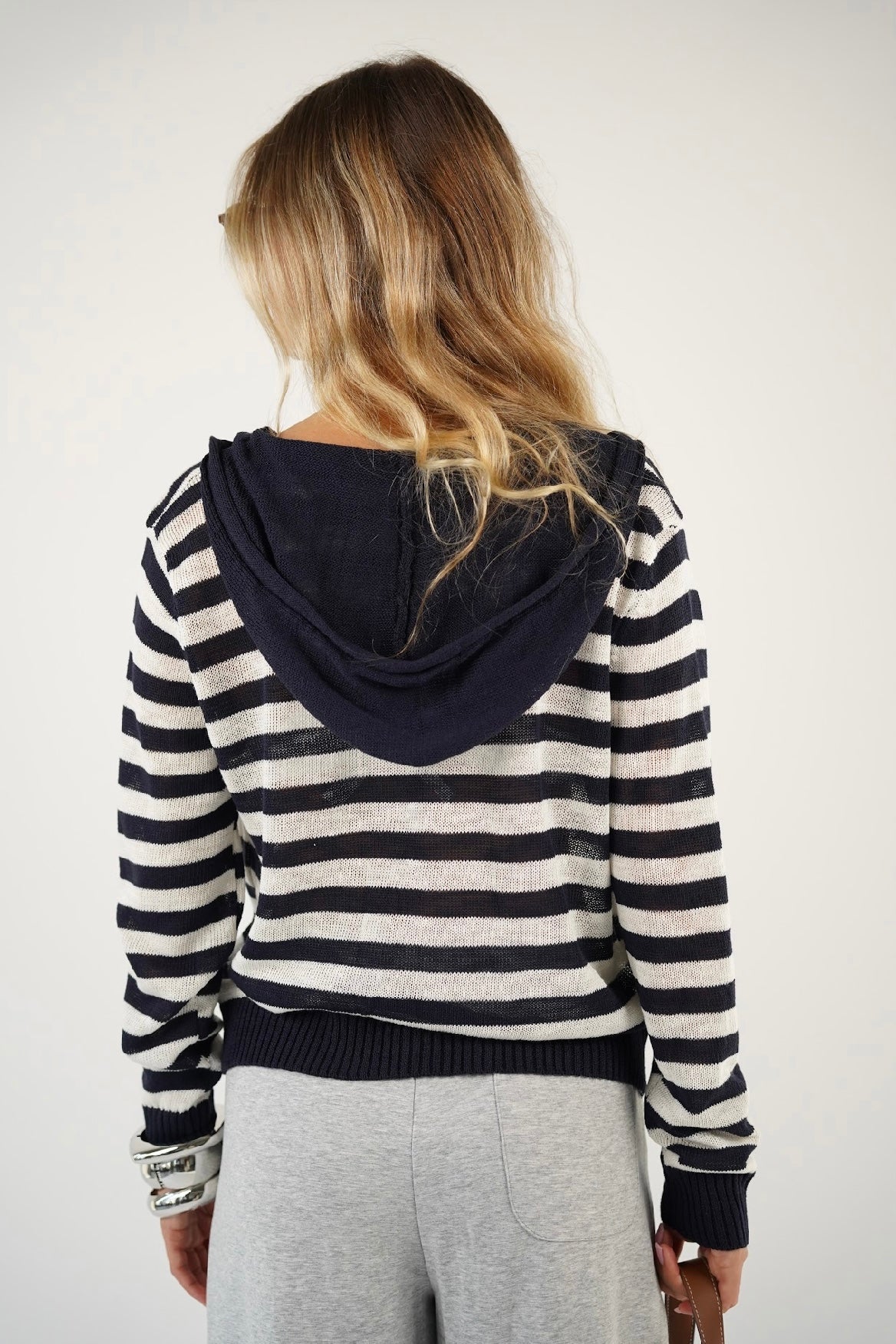 ג׳קט סריג פסים עם כובע אית׳ן