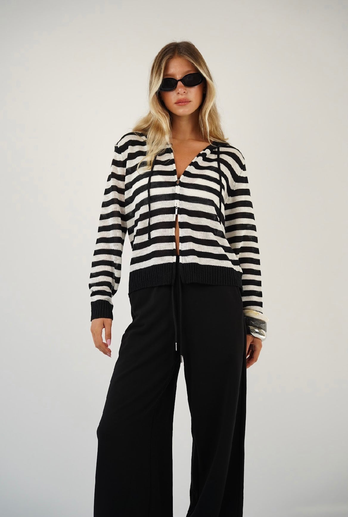 ג׳קט סריג פסים עם כובע אית׳ן