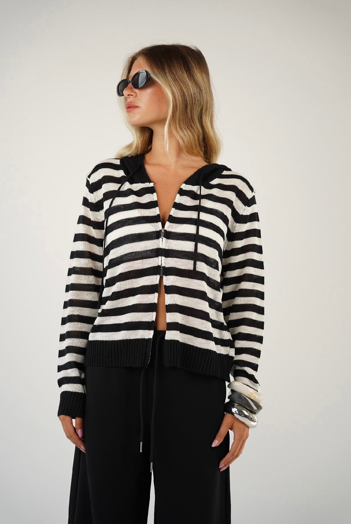 ג׳קט סריג פסים עם כובע אית׳ן