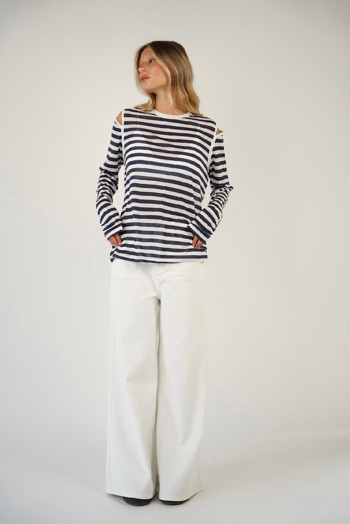 חולצת פסים עם פתח בכתף ג׳סמין