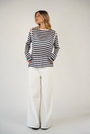 חולצת פסים עם פתח בכתף ג׳סמין