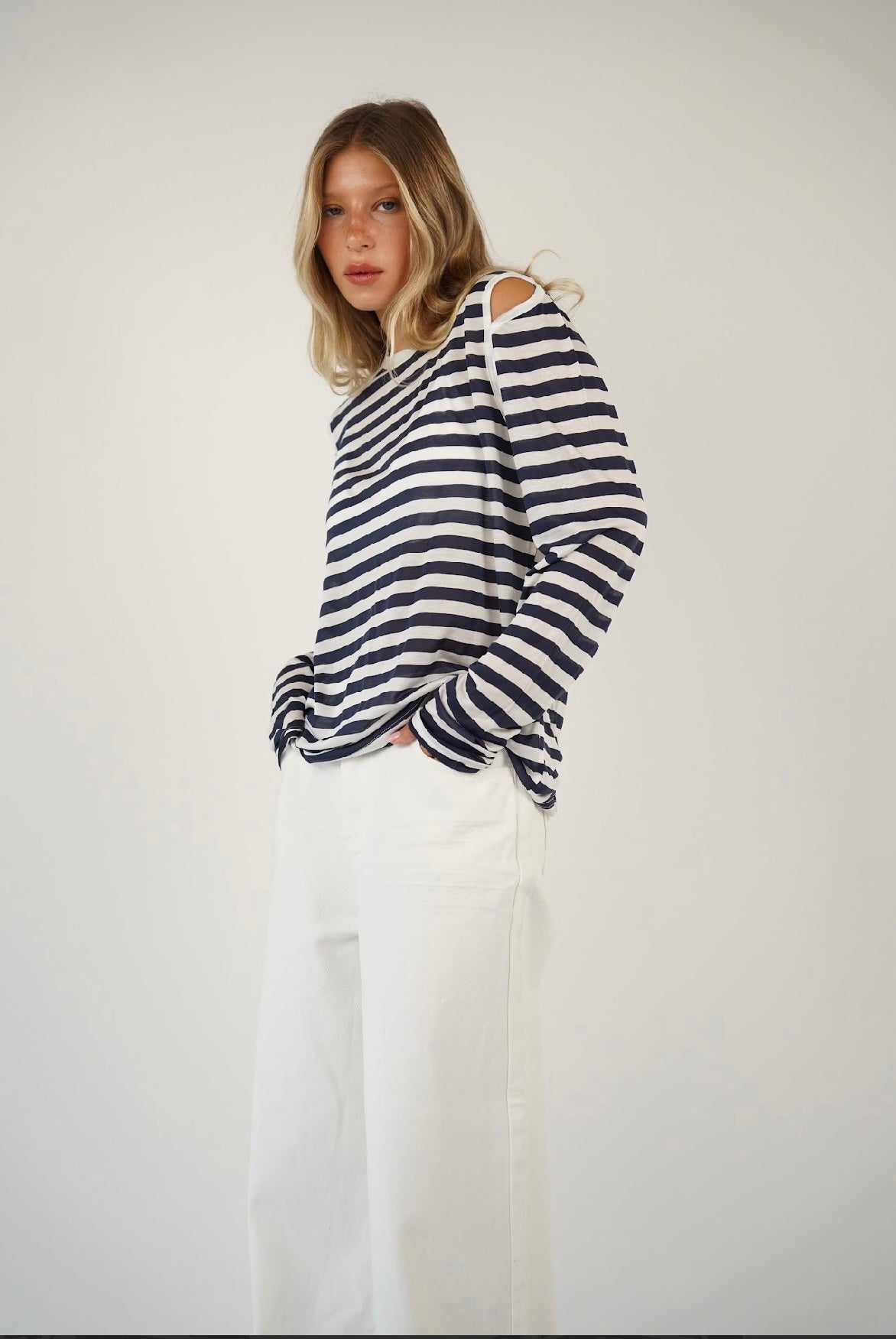 חולצת פסים עם פתח בכתף ג׳סמין