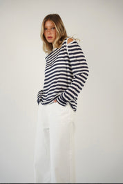 חולצת פסים עם פתח בכתף ג׳סמין