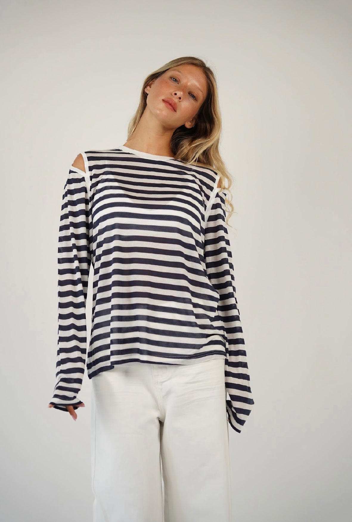 חולצת פסים עם פתח בכתף ג׳סמין