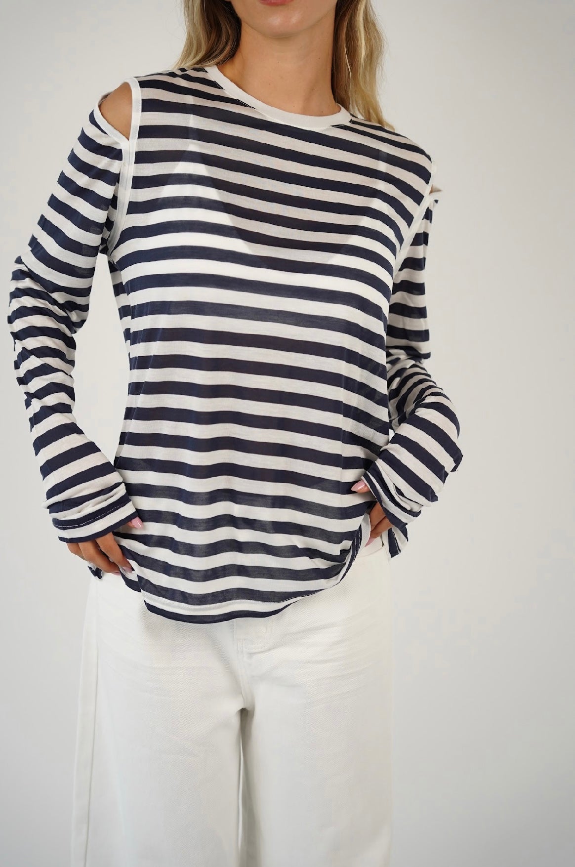 חולצת פסים עם פתח בכתף ג׳סמין