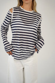 חולצת פסים עם פתח בכתף ג׳סמין