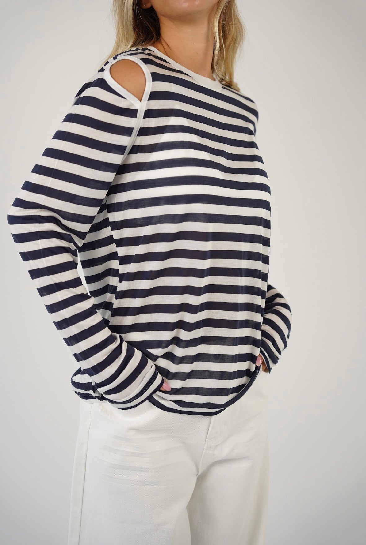 חולצת פסים עם פתח בכתף ג׳סמין