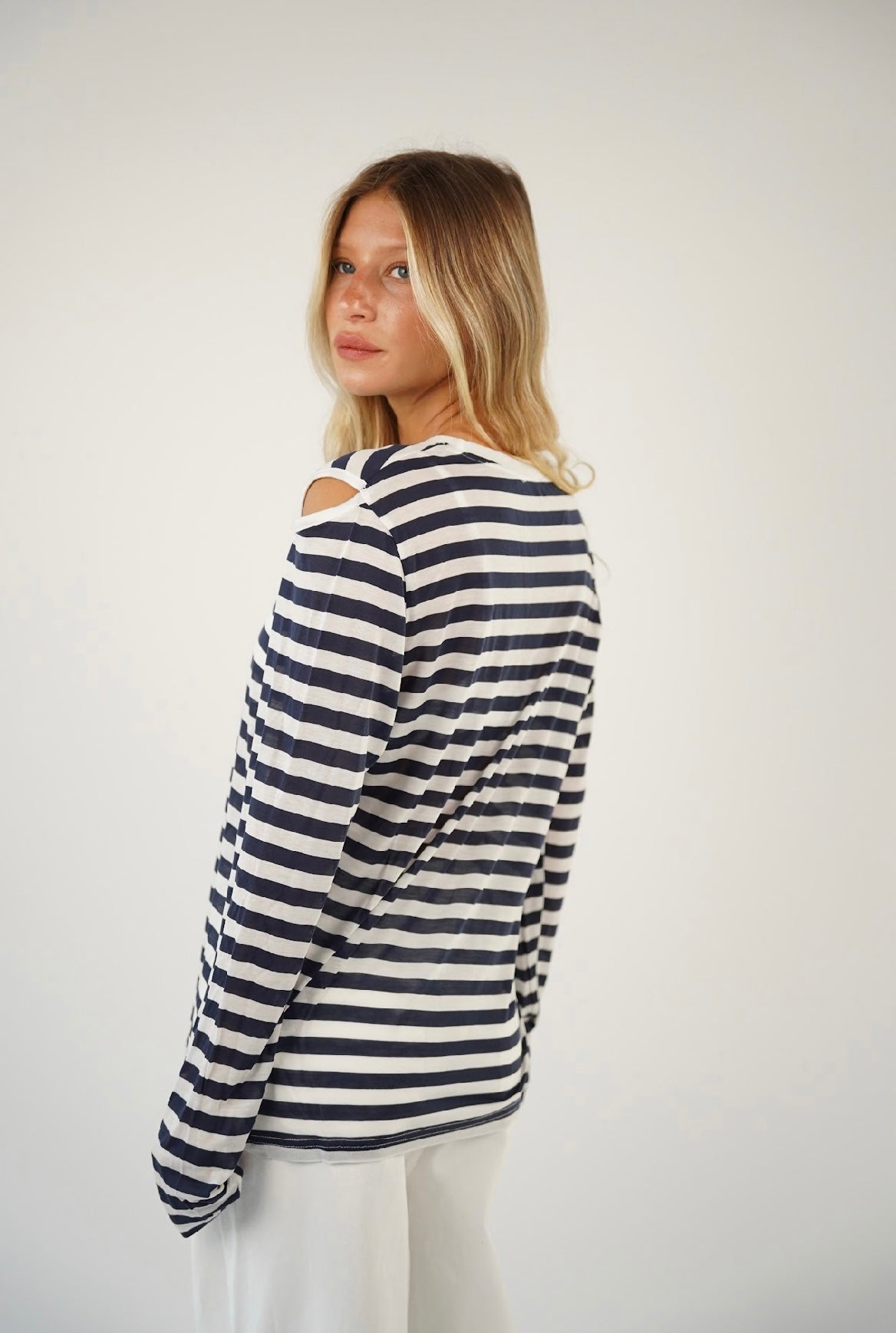 חולצת פסים עם פתח בכתף ג׳סמין