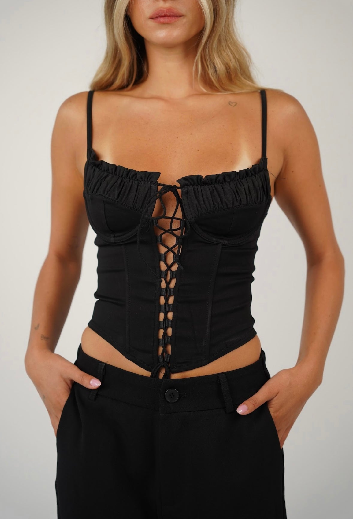 גופיית קשירות נטלי