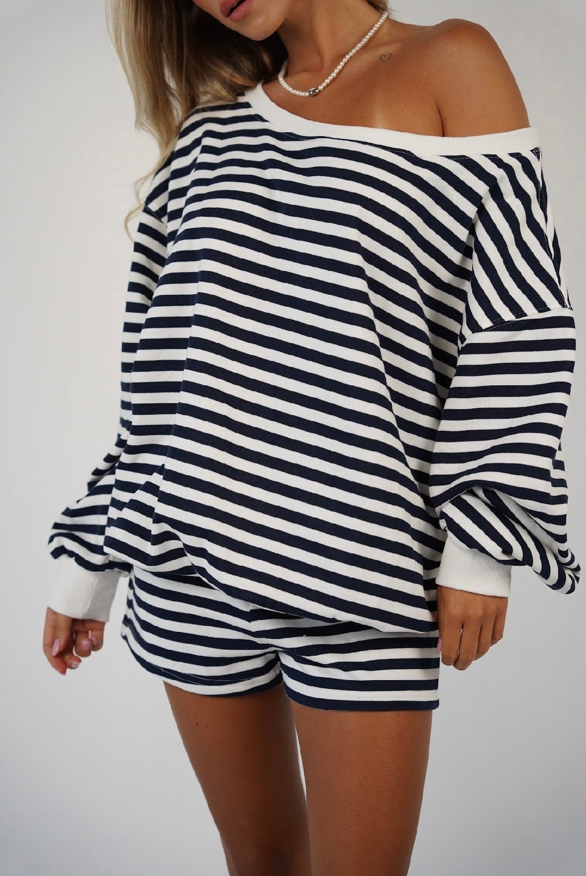 חליפת פסים נעמי