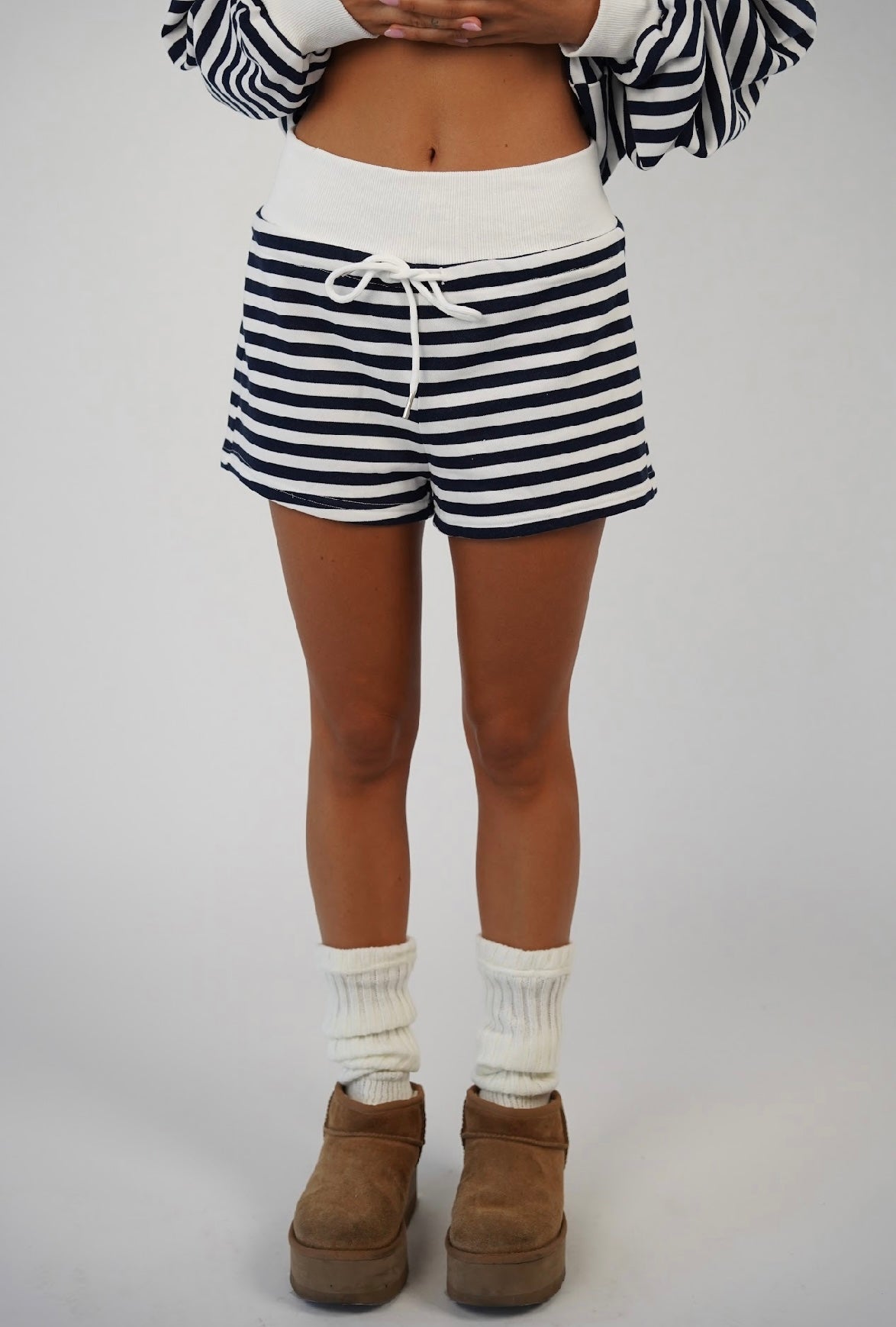 חליפת פסים נעמי