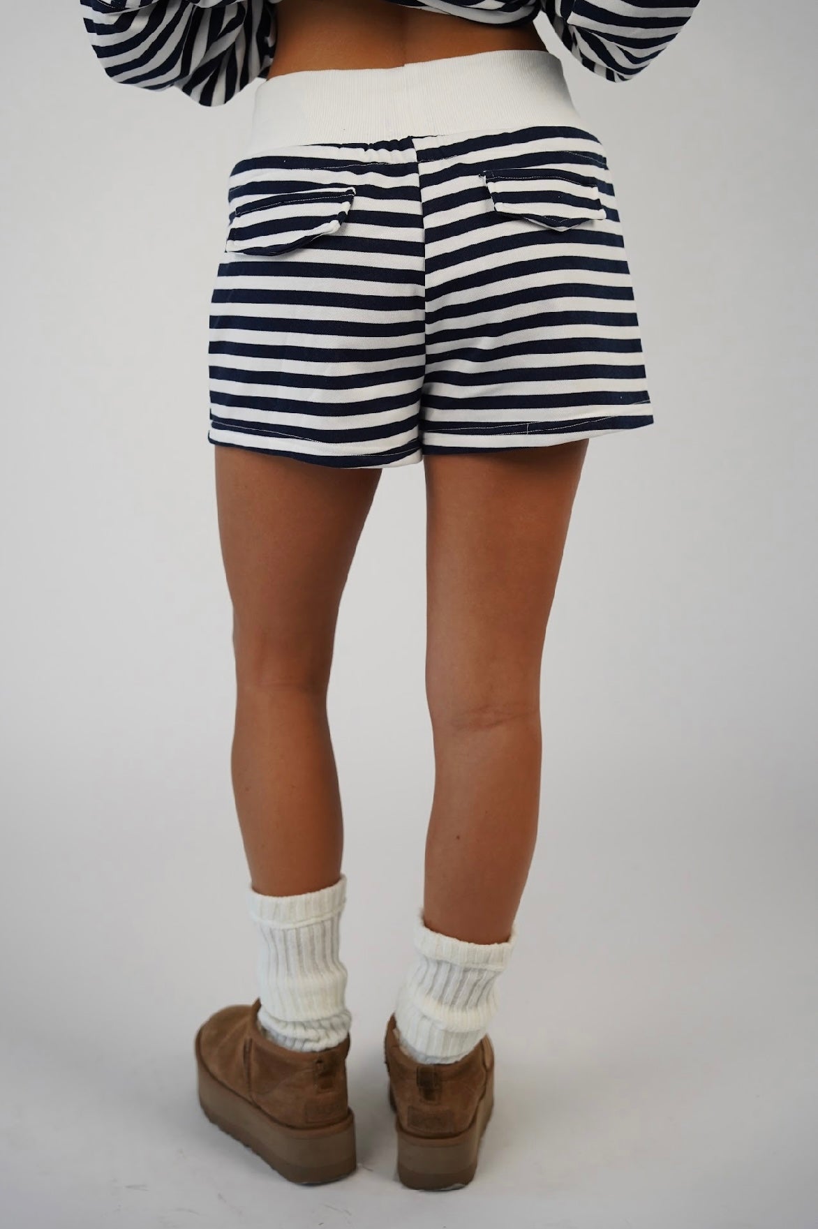 חליפת פסים נעמי