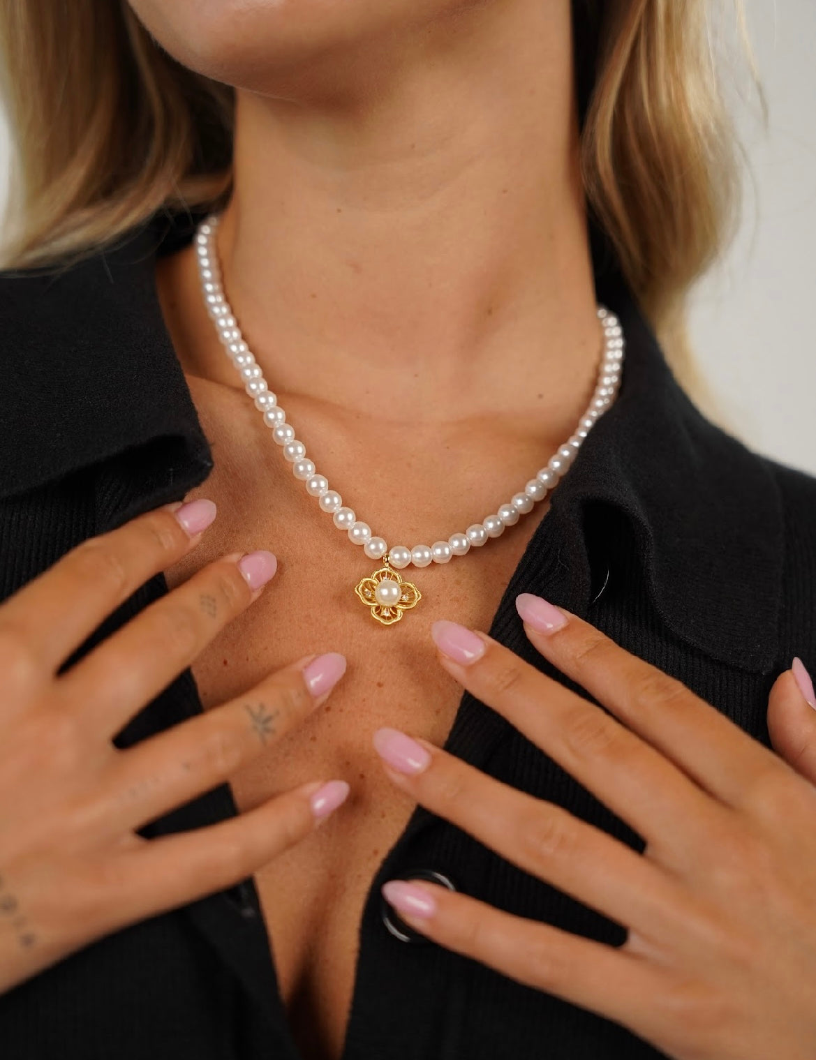 שרשרת פנינים עם פרח יאנה