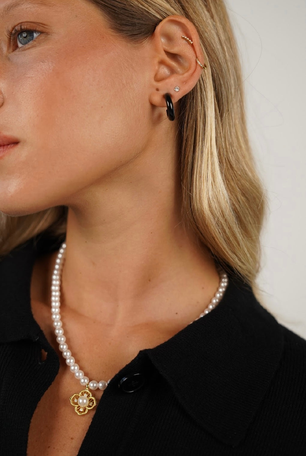 שרשרת פנינים עם פרח יאנה