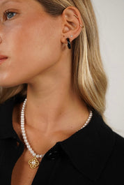 שרשרת פנינים עם פרח יאנה