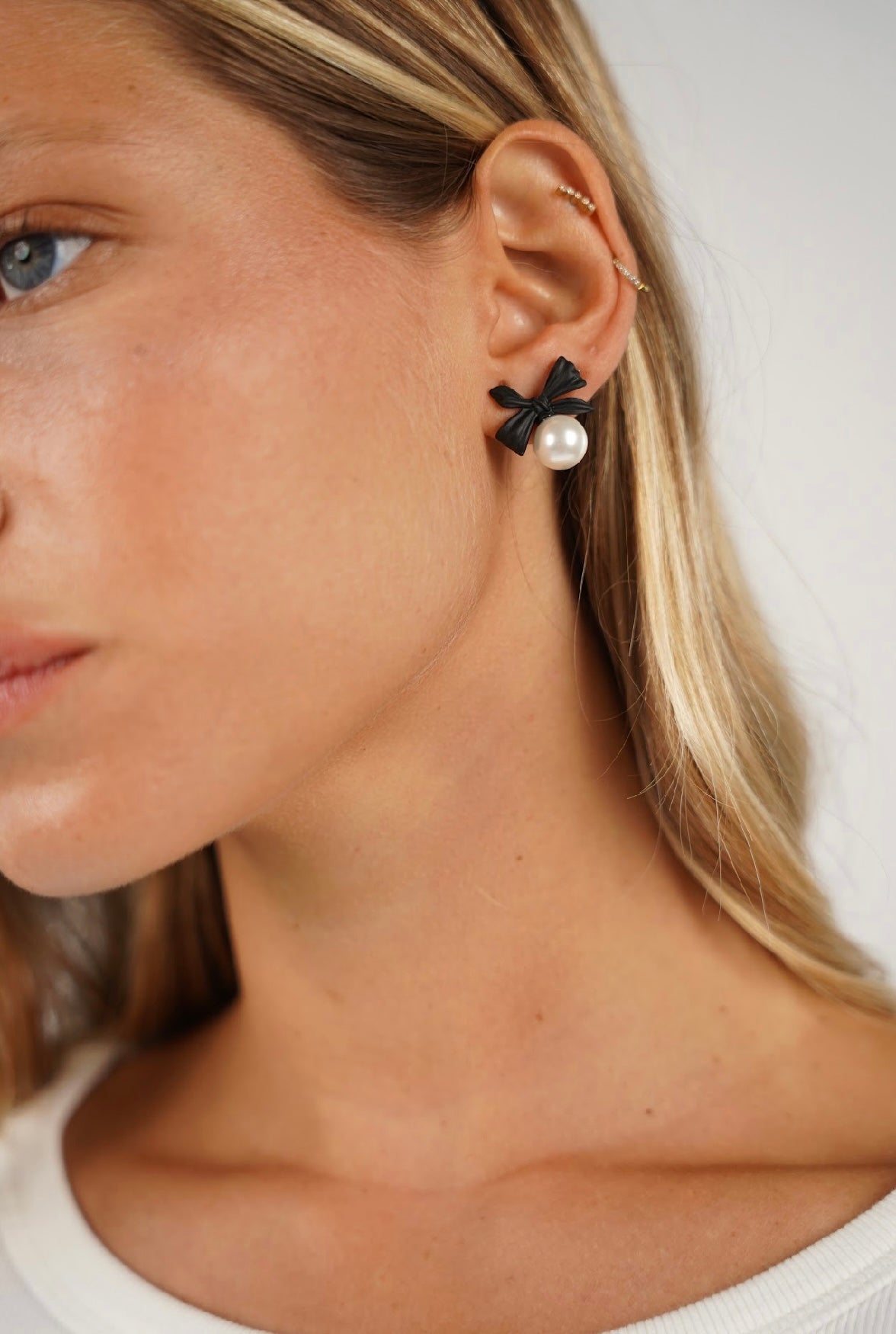 עגיל פנינה עם פפיון ברונו