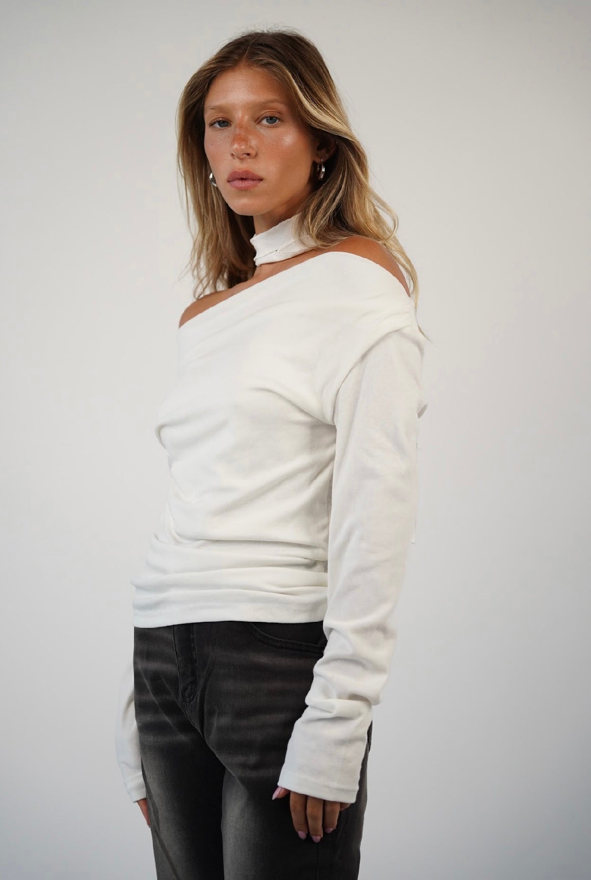 חולצה עם שרוולים נופלים מיקה