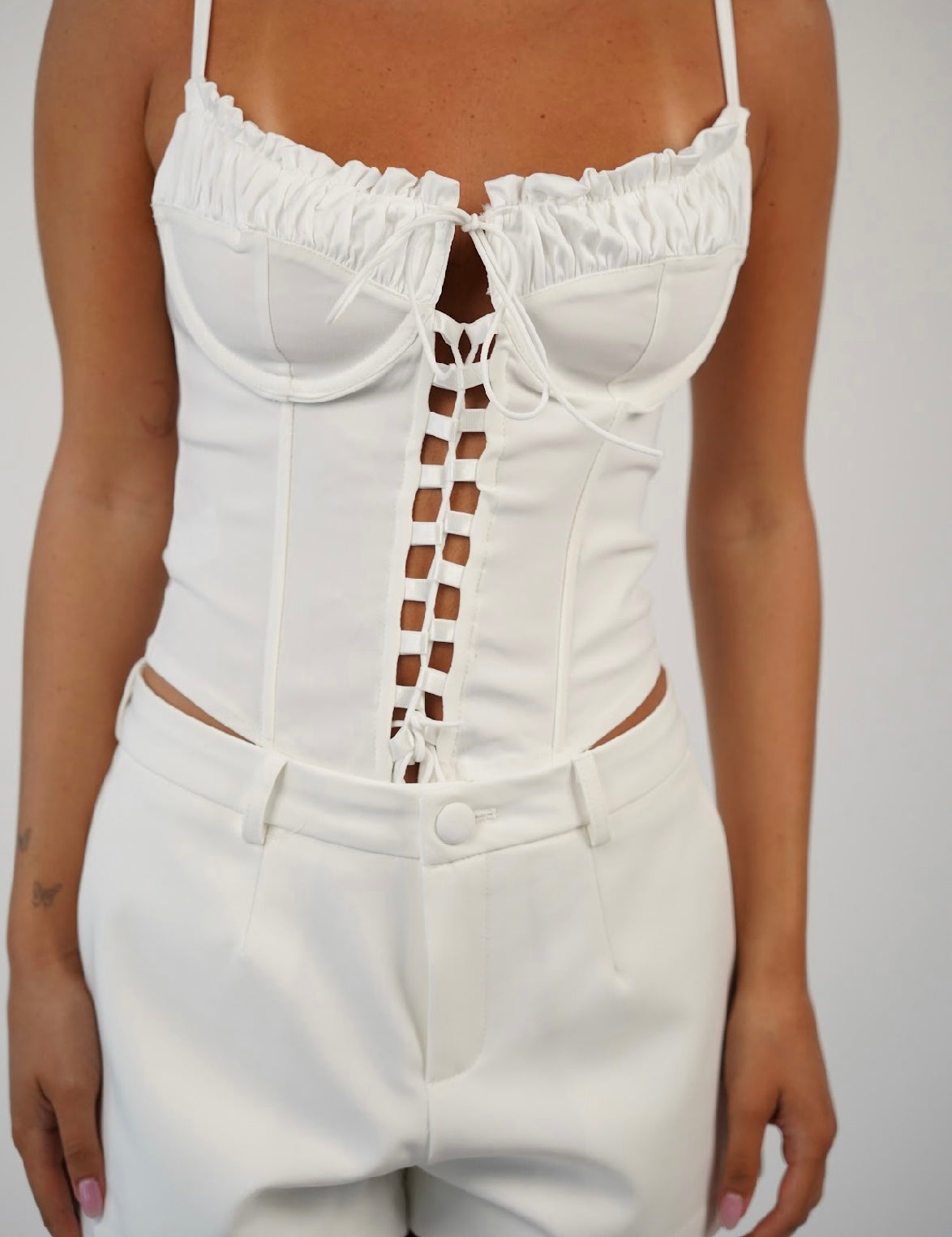 גופיית קשירות נטלי